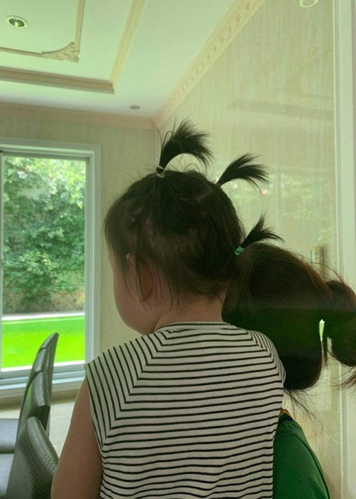 Gần đây, tình cũ của Quách Ngọc Ngoan chia sẻ ảnh con gái út nhưng vẫn giấu mặt bé như thường lệ.