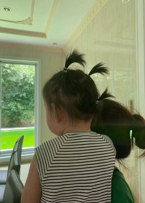 Gần đây, tình cũ của Quách Ngọc Ngoan chia sẻ ảnh con gái út nhưng vẫn giấu mặt bé như thường lệ.