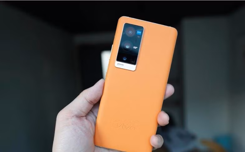 Hiện tại, X60 Pro+ là mẫu smartphone cao cấp nhất của Vivo. Sản phẩm dùng chất liệu da ở mặt lưng thay vì kính. Máy được trang bị chip Snapdragon 888, RAM 12 GB và bộ nhớ 256 GB. Camera của máy được đánh giá có chất lượng tốt, chống rung hiệu quả. Tại Việt Nam, Vivo X60 Pro+ không được bán chính hãng.