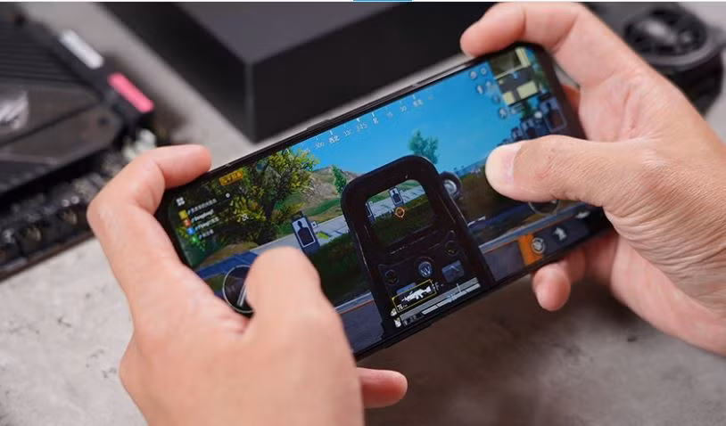 Máy được trang bị màn hình 6,8 inch, độ phân giải Full HD+, tấm nền OLED. Red Magic Pro có màn hình tần số quét 165 Hz, cao hơn nhiều so với con số 120 Hz hay 144 Hz trên những mẫu smartphone cao cấp chuyên game hiện nay. Sản phẩm được bán tại Trung Quốc với giá 1.020 USD. Model này này không được bán chính hãng tại Việt Nam. Ảnh: infnews.