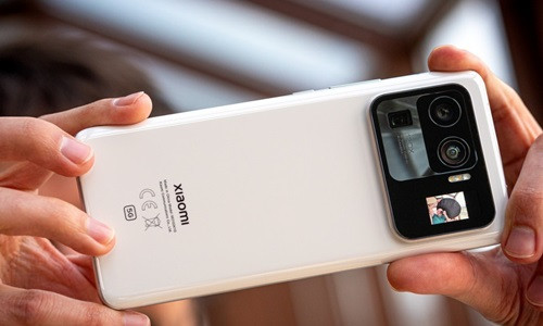 Xiaomi Mi 11 Ultra là mẫu smartphone cao cấp nhất trong dòng Mi 11. Sản phẩm đang đứng đầu bảng xếp hạng camera của DxOMark với 143 điểm. Smartphone của Xiaomi còn có màn hình phụ phía sau với kích thước 1,1 inch, độ phân giải 126 x 294 pixel, tấm nền AMOLED. Người dùng có thể sử dụng màn hình này để chụp ảnh selfie bằng camera sau, xem thời gian, dung lượng pin hay trả lời cuộc gọi. Ảnh: GSMArena.