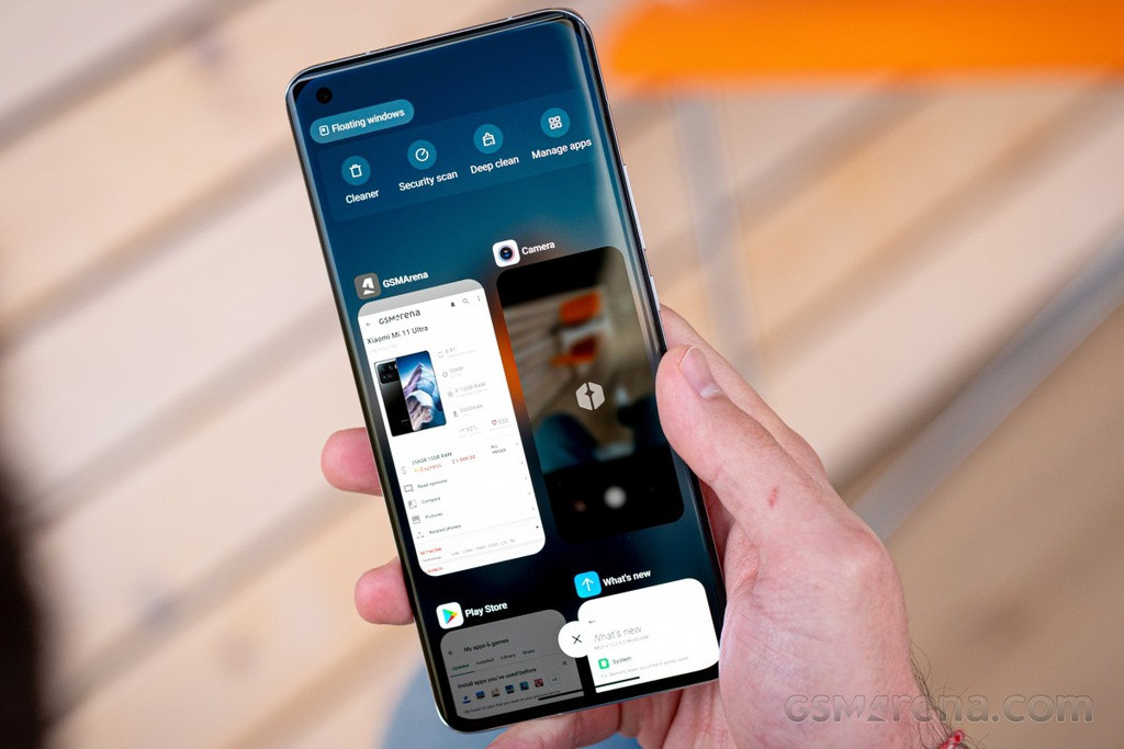 Máy được trang bị cấu hình mạnh mẽ với chip Snapdragon 888, RAM 12 GB và bộ nhớ trong 512 GB, pin dung lượng 5.000 mAh và sạc nhanh công suất 67 W. Đại diện truyền thông Xiaomi cho biết sẽ không mang mẫu Mi 11 Ultra bán chính hãng tại Việt Nam do giá bán của sản phẩm khá cao, khó tiếp cận với người dùng. Ảnh: GSMArena.