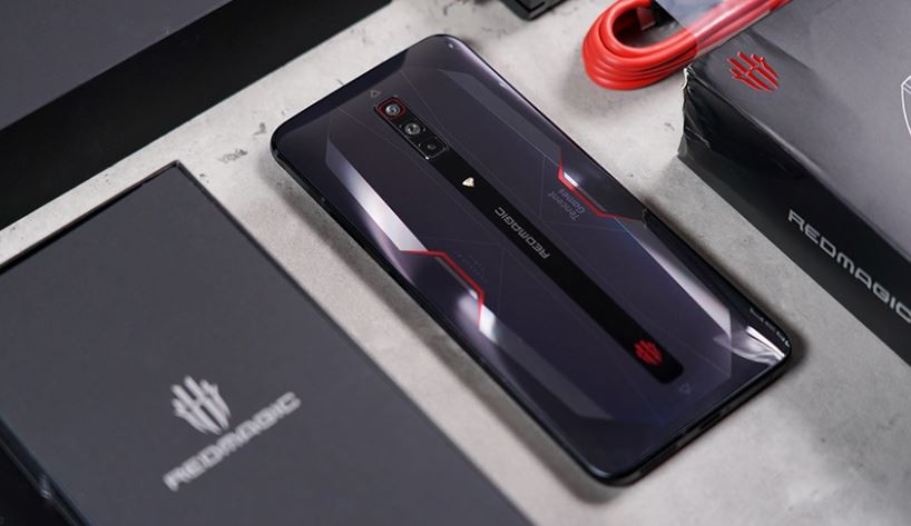 Red Magic Pro là mẫu smartphone hướng đến game thủ. Sản phẩm có kiểu dáng hầm hố và cấu hình thuộc top đầu hiện nay. Theo đó, máy dùng chip Qualcomm Snapdragon 888, RAM 18 GB và bộ nhớ trong 512 GB. Ảnh: infnews.