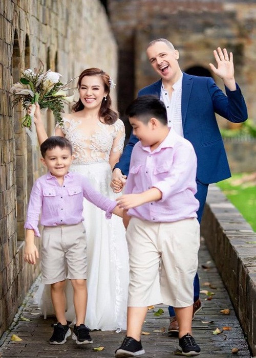 Sau khi tái hôn, Lý Thanh Thảo không còn hoạt động nghệ thuật mà tập trung kinh doanh online để phụ chồng lo kinh tế gia đình.