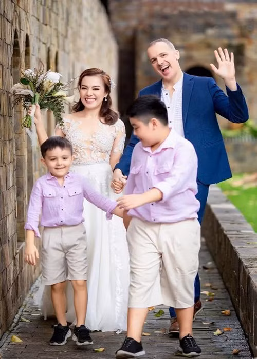 Sau khi tái hôn, Lý Thanh Thảo không còn hoạt động nghệ thuật mà tập trung kinh doanh online để phụ chồng lo kinh tế gia đình.