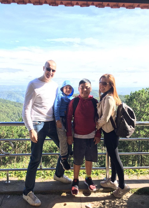 Với cuộc hôn nhân thứ hai viên mãn, nữ diễn viên phim "Mùi ngò gai" ngày càng trẻ đẹp.