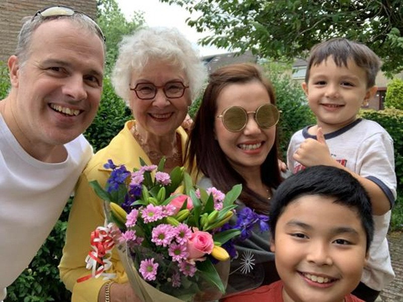 Nữ diễn viên khoe hình ảnh thân thiết bên mẹ chồng khi sang Hà Lan.