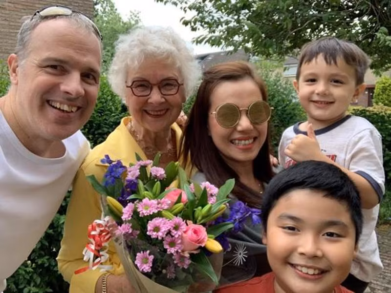 Nữ diễn viên khoe hình ảnh thân thiết bên mẹ chồng khi sang Hà Lan.