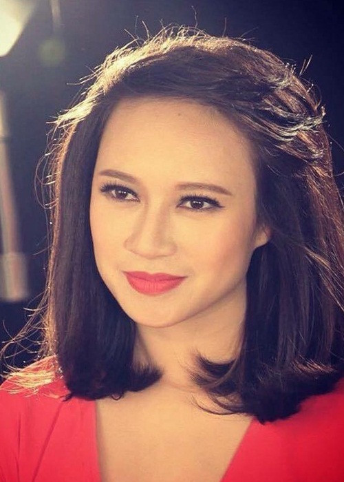 Năm 21 tuổi, Khánh Linh mắt album đầu tiên mang đậm phong cách semi classic “Họa mi hót trong mưa”. Sau đó, cô ra mắt album thứ 2 “Ban mai xanh” đạt giải 3 Thính Phòng toàn quốc, giành Huy chương đồng Liên hoan Pop rock tại Mông cổ.