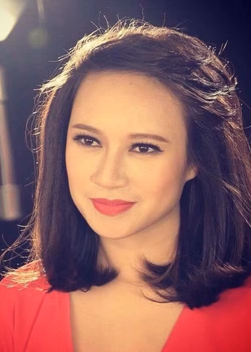 Năm 21 tuổi, Khánh Linh mắt album đầu tiên mang đậm phong cách semi classic “Họa mi hót trong mưa”. Sau đó, cô ra mắt album thứ 2 “Ban mai xanh” đạt giải 3 Thính Phòng toàn quốc, giành Huy chương đồng Liên hoan Pop rock tại Mông cổ.