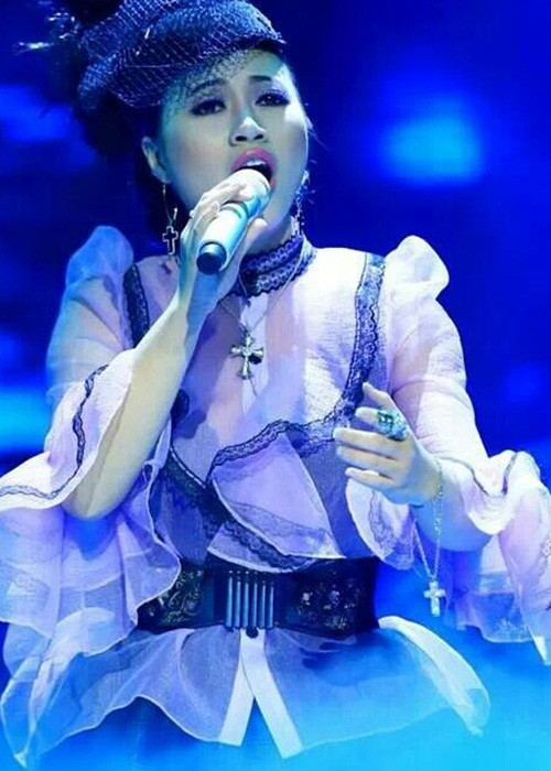 Khánh Linh được tuyển thẳng vào hệ sơ cấp Khoa Piano - Nhạc viện Hà Nội. Thế nhưng, sau đó cô chuyển sang Khoa Thanh nhạc và được NSND Quang Thọ chỉ dẫn. Năm 2003, Khánh Linh đoạt giải 3 cuộc thi Tiếng hát truyền hình Sao Mai.