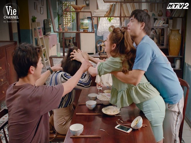 Thời điểm quay phim "Cây táo nở hoa", Thúy Ngân mới tẩy tóc nên tóc rất yếu và dễ rụng. Mỗi lần quay xong cảnh Châu bị Báu túm tóc đánh thì tóc Thúy Ngân rụng rất nhiều. Ảnh: PLO