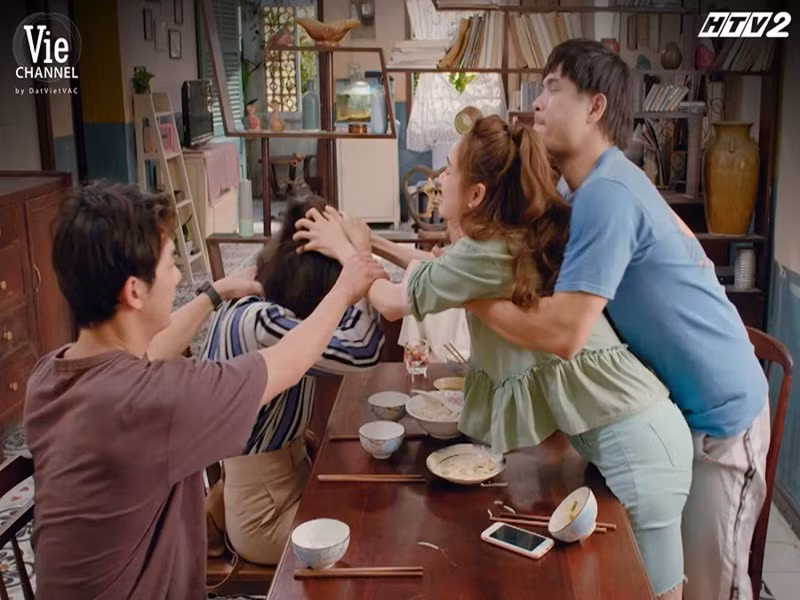 Thời điểm quay phim "Cây táo nở hoa", Thúy Ngân mới tẩy tóc nên tóc rất yếu và dễ rụng. Mỗi lần quay xong cảnh Châu bị Báu túm tóc đánh thì tóc Thúy Ngân rụng rất nhiều. Ảnh: PLO