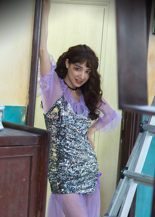 Nữ diễn viên phim “Cây táo nở hoa” tiết lộ khi đến phim trường thăm, Trường Giang không thể tin tạo hình của Nhã Phương lại khác hẳn người vợ hiền lành, ít nói ở nhà. Trên màn ảnh, Nhã Phương hóa cô gái đanh đá.