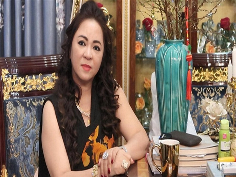 Gần đây, bà Phương Hằng - vợ ông Huỳnh Uy Dũng (hay còn gọi là Dũng "lò vôi") đụng chạm nhiều nghệ sĩ vì không lên tiếng vụ việc của ông Võ Hoàng Yên. Trong khi Hoài Linh giữ im lặng, nhiều sao Việt đáp trả bà Phương Hằng. Ảnh: Saostar