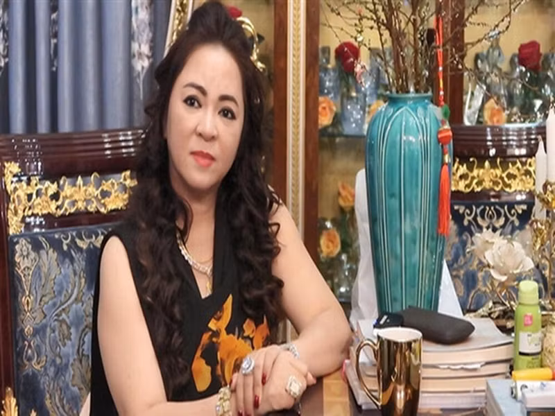 NSND Hong Van va loat sao Viet dinh on ao voi ba Phuong Hang