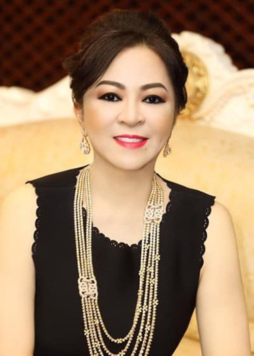 Trước lời mỉa mai của Gia Bảo, bà Phương Hằng đáp trả gay gắt: “Tôi sẽ phong cho Gia Bảo giải "mất dạy nhất của năm". Ngoài ra, vợ ông Dũng “lò vôi” còn cấm tất cả giới văn nghệ sĩ đến khu du lịch của bà để quay phim, chụp hình, làm cảnh. Ảnh: Thời đại plus