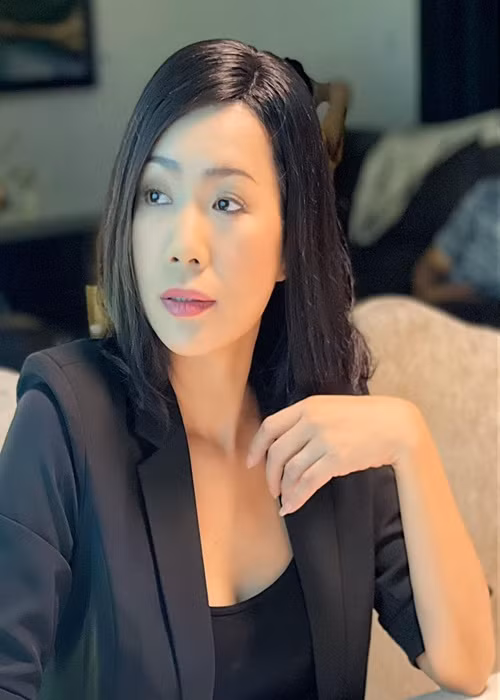 Diễn viên Trịnh Kim Chi lên tiếng cho rằng bà Phương Hằng đụng vào “ổ kiến lửa”. Vợ ông Dũng “lò vôi” nhanh chóng đáp trả nữ diễn viên: “Trịnh Kim Chi là cái thá gì mà bày đặt hất mặt hăm dọa. Đừng hù Nguyễn Phương Hằng này”.