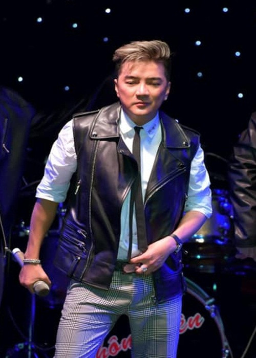 Khi bị bà Phương Hằng cho rằng kém sang, Đàm Vĩnh Hưng liên tục đăng status ẩn ý. Sau đó, ông hoàng nhạc Việt cho biết, các dòng trạng thái đó để giải tỏa về "câu chuyện cãi cọ của em và người thân", không liên quan đến bà Hằng.