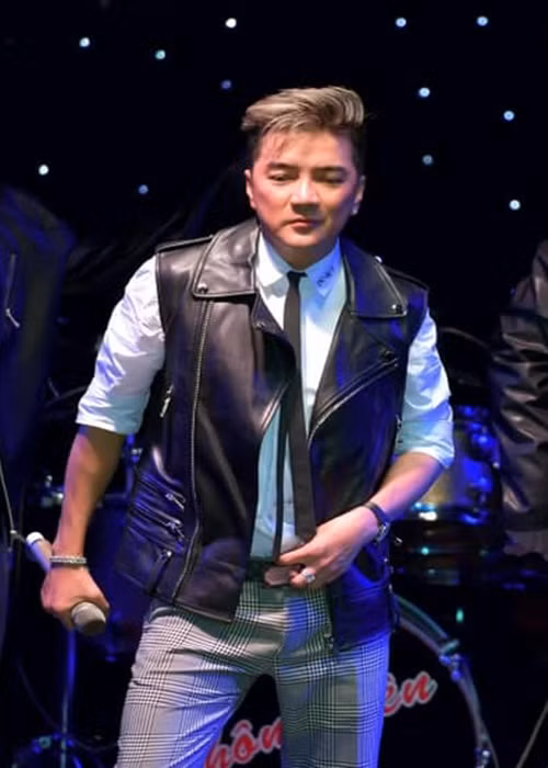 Khi bị bà Phương Hằng cho rằng kém sang, Đàm Vĩnh Hưng liên tục đăng status ẩn ý. Sau đó, ông hoàng nhạc Việt cho biết, các dòng trạng thái đó để giải tỏa về "câu chuyện cãi cọ của em và người thân", không liên quan đến bà Hằng.