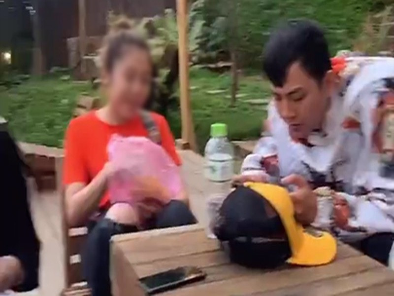 Tháng 10/2020, cư dân mạng đặt nghi vấn Hoài Lâm có bạn gái mới. Tin đồn xuất phát từ việc Hoài Lâm và một cô gái lạ mặt đội mũ đôi, khoác vai khi đi dạo và ngồi ăn cùng nhau. Ngoài ra, Hoài Lâm còn được cho là xuất hiện trong livestream của cô gái và giới thiệu người này là bạn gái khi mẹ của nam ca sĩ gọi điện thoại. Phía quản lý Hoài Lâm trả lời Zing, cô gái không phải bạn gái mới của nam ca sĩ.