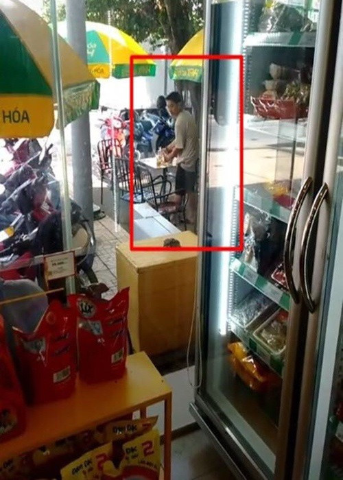 Một người dùng mạng xã hội từng chia sẻ video Hoài Lâm dọn bàn ở một quán cà phê tại quê nhà. Nhạc sĩ Nguyễn Minh Cường cho biết, ở quê, Hoài Lâm có một người mẹ nuôi và người mẹ nuôi này có một quán cà phê nên thỉnh thoảng những lúc quán đông khách nam ca sĩ không ngần ngại giúp mẹ nuôi bưng bê hay dọn dẹp.