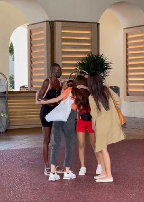 Khánh Vân chia sẻ: "Mãi mãi là chị em". Đáp lại đại diện Việt Nam, đại diện Canada - Nova Stevens viết: "Yêu các chị em. Tôi sẽ nhớ mọi người lắm".