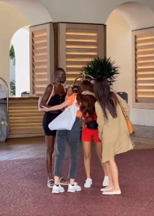 Khánh Vân chia sẻ: "Mãi mãi là chị em". Đáp lại đại diện Việt Nam, đại diện Canada - Nova Stevens viết: "Yêu các chị em. Tôi sẽ nhớ mọi người lắm".