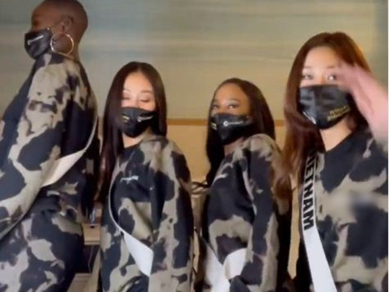 Đại diện Việt Nam và Malaysia nhanh chóng thân thiết sau khi nhận phòng.