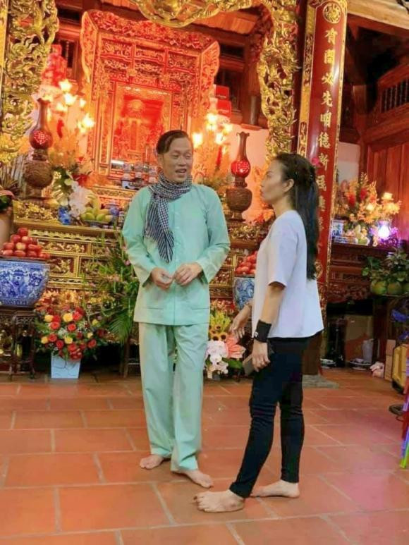 Dù nghệ sĩ Hoài Linh cười vui vẻ khi nói chuyện cùng mọi người, nhưng đâu đó ánh mắt của nam danh hài cũng khá buồn bã.