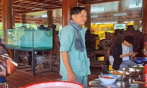 Hinh anh NSUT Hoai Linh deo khan ran che vet mo u tuyen giap