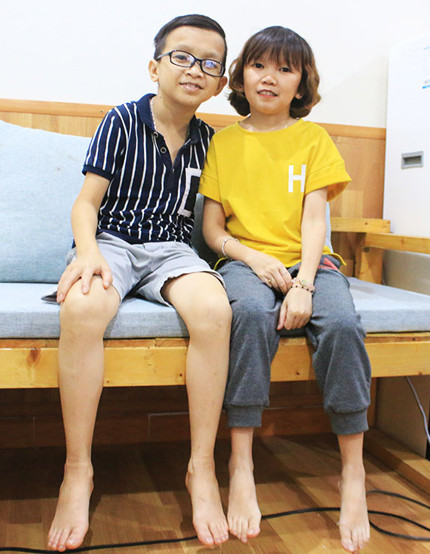 Về phần Hùng anh khẳng định không cảm thấy hối tiếc bất kỳ điều gì khi chọn My. "Thầy giáo tí hon" nhận xét vợ là người chịu khó, khéo léo, thấu hiểu. "Khi chưa cưới tôi từng nghĩ 'Không biết sau này hai đứa về có sống được với nhau hay không?', 'Có hợp không hay suốt ngày cãi nhau?'. Nhưng khi ở với nhau tôi thấy My giống như kiểu xuất hiện để bù đắp những gì mình còn thiếu. Cô ấy luôn là người thấu hiểu nhưng tôi lại vô tâm. Tính tôi hay lười nhắn tin, gọi điện nhưng My hiểu được điều đó và không bao giờ chấp. Cô ấy rất đảm đang công việc nội chợ. Tôi thích ăn món gì bảo cô ấy là cô ấy sẽ nấu cho ăn". Qua câu chuyện của mình, cặp đôi muốn nhắn nhủ tới những người cùng cảnh ngộ rằng: "Hãy đừng sợ hãi, hãy vượt qua rào cản, hãy đưa tay ra để được nắm lấy". Hùng - My có thể nói là tấm gương sáng giúp nhiều người khuyết tật có thêm niềm tin vào tình yêu, cuộc sống.