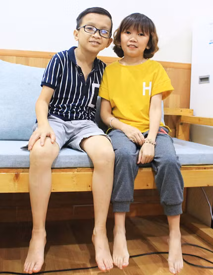 Về phần Hùng anh khẳng định không cảm thấy hối tiếc bất kỳ điều gì khi chọn My. "Thầy giáo tí hon" nhận xét vợ là người chịu khó, khéo léo, thấu hiểu. "Khi chưa cưới tôi từng nghĩ 'Không biết sau này hai đứa về có sống được với nhau hay không?', 'Có hợp không hay suốt ngày cãi nhau?'. Nhưng khi ở với nhau tôi thấy My giống như kiểu xuất hiện để bù đắp những gì mình còn thiếu. Cô ấy luôn là người thấu hiểu nhưng tôi lại vô tâm. Tính tôi hay lười nhắn tin, gọi điện nhưng My hiểu được điều đó và không bao giờ chấp. Cô ấy rất đảm đang công việc nội chợ. Tôi thích ăn món gì bảo cô ấy là cô ấy sẽ nấu cho ăn". Qua câu chuyện của mình, cặp đôi muốn nhắn nhủ tới những người cùng cảnh ngộ rằng: "Hãy đừng sợ hãi, hãy vượt qua rào cản, hãy đưa tay ra để được nắm lấy". Hùng - My có thể nói là tấm gương sáng giúp nhiều người khuyết tật có thêm niềm tin vào tình yêu, cuộc sống.