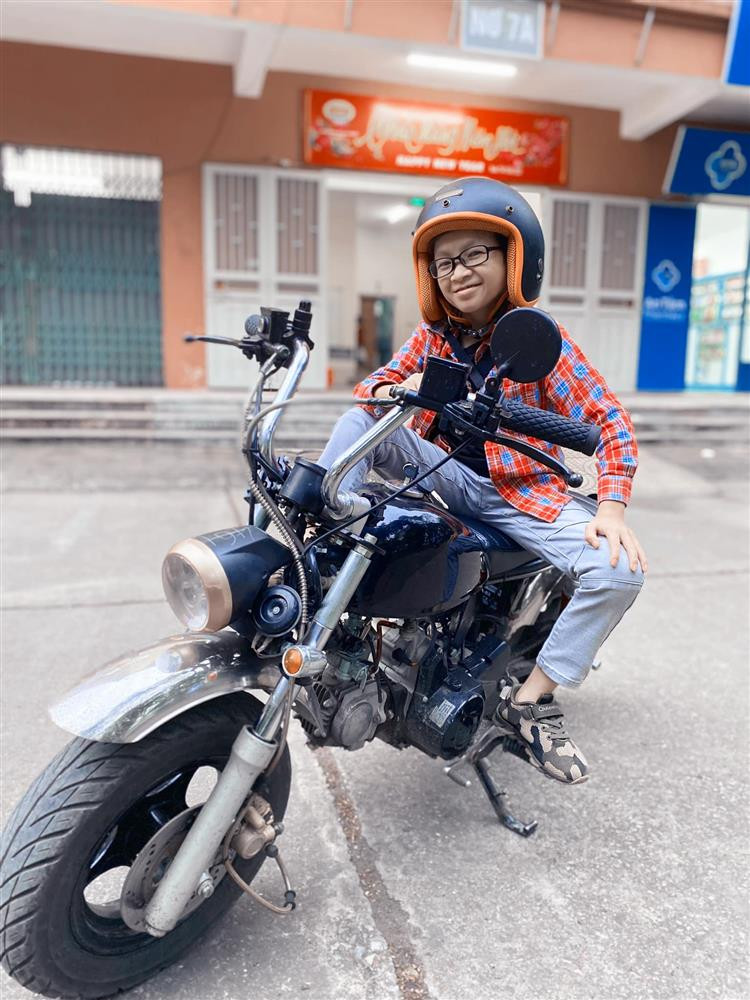 Cặp đôi quen nhau từ năm 2016. Khi đó, vì cảm mến chàng trai nhỏ bé có nghị lực phi thường, giỏi giang, nên My đã chủ động liên lạc làm quen nhưng bị Hùng "ngó lơ". Quyết định nghe theo tiếng gọi con tim, My sau này đã rời quê ra Hà Nội với mong muốn chinh phục crush. Thời gian đầu, Hùng tìm cách tránh mặt, thậm chí hạn chế liên lạc. Nhưng chính sự chân thành của người con gái gốc Ninh Thuận và sự động viên của bạn bè, cả hai trở thành một cặp.