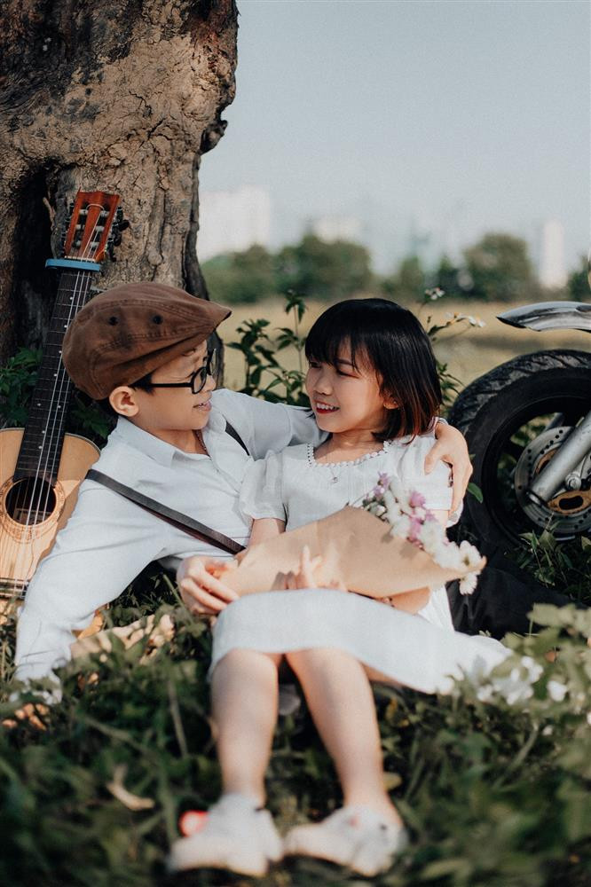 Sở dĩ ngoại hình và giọng nói của Hùng - My như đứa trẻ bởi cả hai mắc hội chứng lùn tuyến yên vì thiếu hoóc môn tăng trưởng. Nhưng suy nghĩ và hành động của cặp vợ chồng tí hon như người trưởng thành bình thường.