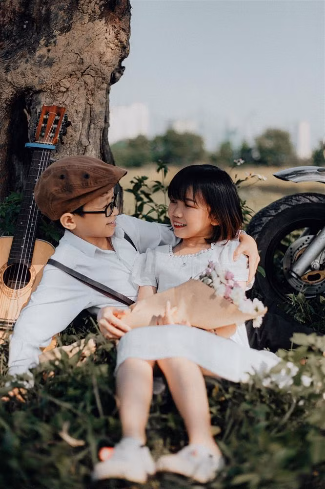 Sở dĩ ngoại hình và giọng nói của Hùng - My như đứa trẻ bởi cả hai mắc hội chứng lùn tuyến yên vì thiếu hoóc môn tăng trưởng. Nhưng suy nghĩ và hành động của cặp vợ chồng tí hon như người trưởng thành bình thường.