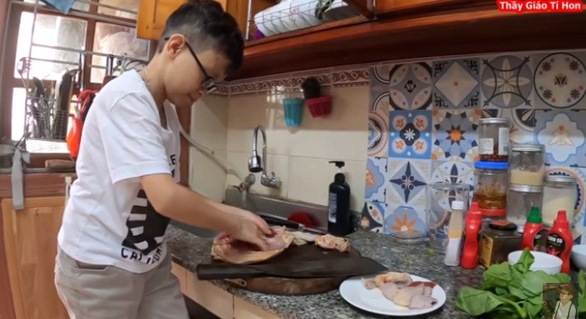 Bên cạnh công việc chính, cặp đôi còn quay vlog ghi lại những hoạt động cuộc sống đời thường của hai vợ chồng. Mỗi clip Hùng chia sẻ đều thu hút lượng lớn người theo dõi.