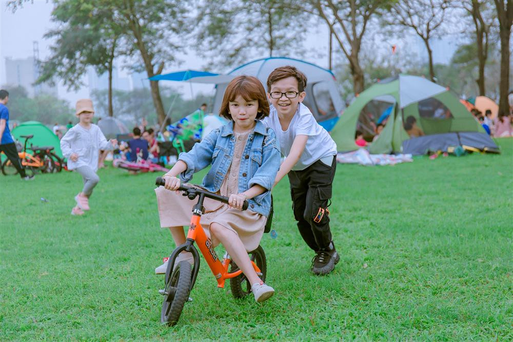 Nói về ông xã, My tự hào: "Anh Hùng là kiểu mẫu người của tôi. Anh rất vui tính, luôn nghĩ ngợi, chiều chuộng tôi". Sau gần 2 năm sống chung cô chỉ không hài lòng Hùng cái tính ở bẩn, bừa bộn. Dù phải nhắc nhở nhiều lần nhưng không phải vì thế mà My cãi nhau với ông xã. "Đi làm về lột tất ra, chiếc vứt đầu này, chiếc vứt đầu kia, đồ đạc cũng vứt tùm lum. Người thì 3 - 4 ngày mới tắm. Nhắc nhiều lắm mà vẫn vậy".