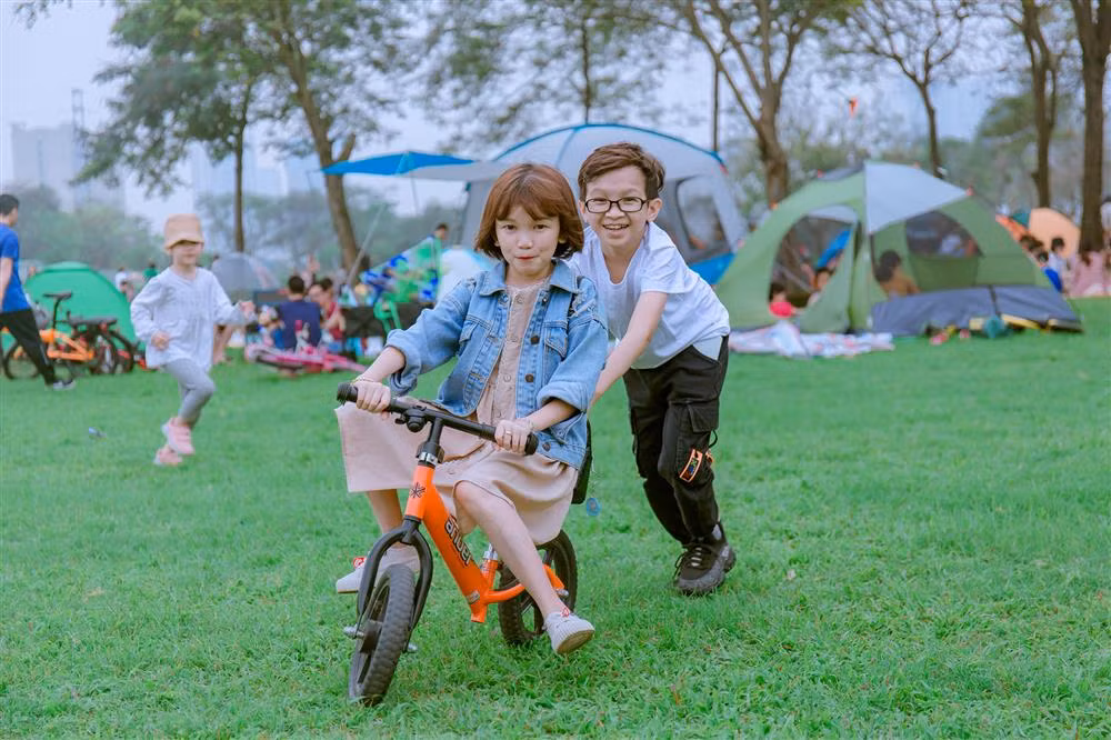 Nói về ông xã, My tự hào: "Anh Hùng là kiểu mẫu người của tôi. Anh rất vui tính, luôn nghĩ ngợi, chiều chuộng tôi". Sau gần 2 năm sống chung cô chỉ không hài lòng Hùng cái tính ở bẩn, bừa bộn. Dù phải nhắc nhở nhiều lần nhưng không phải vì thế mà My cãi nhau với ông xã. "Đi làm về lột tất ra, chiếc vứt đầu này, chiếc vứt đầu kia, đồ đạc cũng vứt tùm lum. Người thì 3 - 4 ngày mới tắm. Nhắc nhiều lắm mà vẫn vậy".