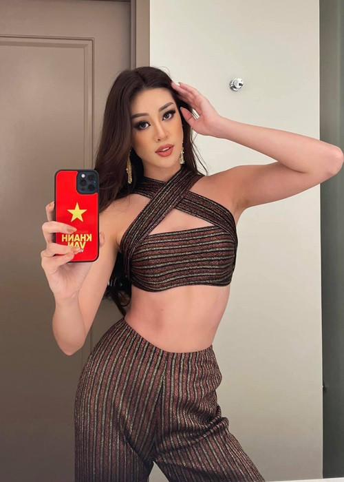 Mới đây, Khánh Vân còn đốt mắt người đối diện khi diện áo croptop 5 cm.