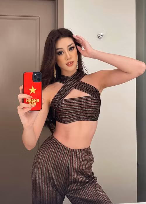 Mới đây, Khánh Vân còn đốt mắt người đối diện khi diện áo croptop 5 cm.