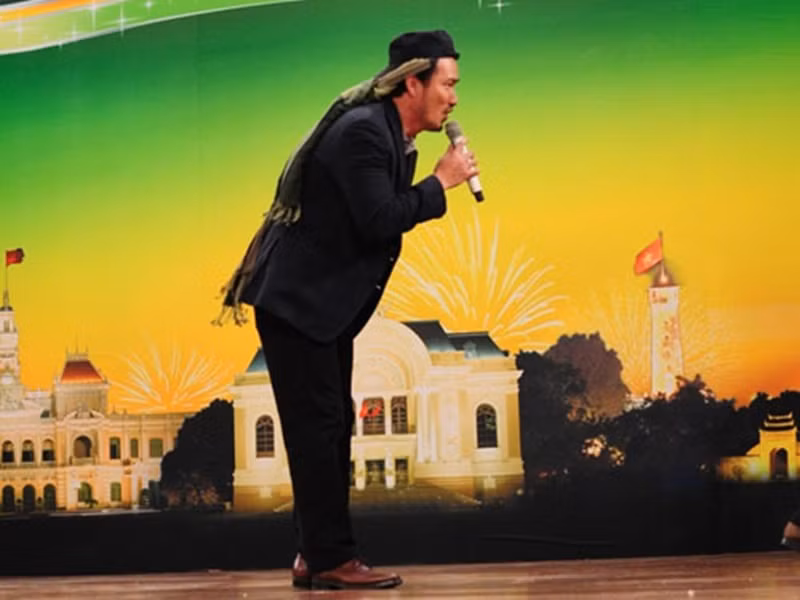 Ngoài là một diễn viên, Chi Bảo còn là một MC từng dẫn một số gameshow như "Kim tự tháp", "Thử thách", "Tìm kiếm tài năng Việt Nam". Ảnh: Người lao động