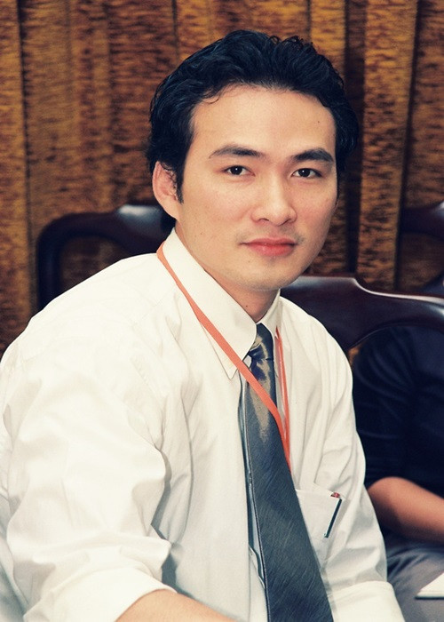 Chi Bảo sinh năm 1973 tại Bà Rịa-Vũng Tàu. Theo Người lao động, ước mơ ban đầu của nam diễn viên là trở thành một kỹ sư tin học. Vì vậy, sau khi học xong lớp 11, anh chuyển lên sống ở TP HCM rồi đăng ký theo học tại phân hiệu Bách Khoa của Đại học Bách Khoa thành phố. Ảnh: Người lao động