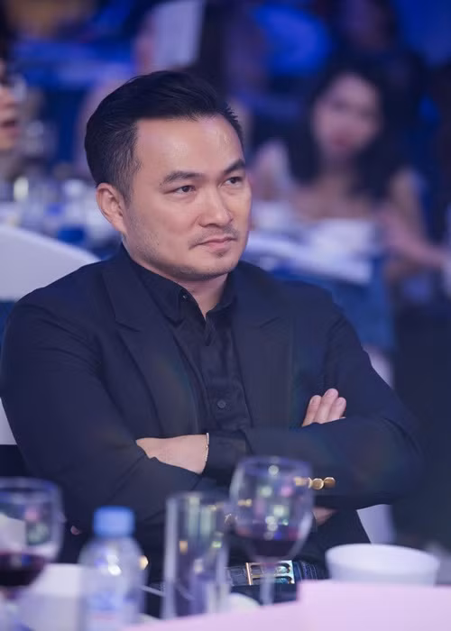 Về quyết định giải nghệ, trên PLO, nam diễn viên chia sẻ thêm: “Tôi muốn chia sẻ điều này hôm nay để bạn bè, đồng nghiệp, các đơn vị khỏi mời mình tham gia phim, chương trình, sự kiện. Mỗi lần từ chối lời mời tôi không biết làm sao nói để mọi người hài lòng bởi nhiều người nghĩ tôi không yêu nghề. Nghề nào tôi cũng yêu nó tôi mới làm và tôi tuyên bố vậy để lòng tôi khỏi day dứt. Con tôi sau này nếu thích làm nghệ sĩ tôi vẫn ủng hộ, vì với tôi đó là một nghề nghiệp tôi may mắn có được trong đời”.