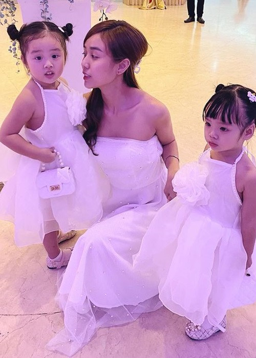 Về chuyện các con sẽ hỏi về ba, Bảo Ngọc cho hay: "Ngọc nghĩ với trẻ con, mình tạo cho chúng nhiều kỷ niệm thì chúng sẽ nhớ đến mình nhiều. Nhưng lúc đó ba của Gà, Cún rất bận nên đi suốt. Vì thế kỷ niệm với con cũng không quá nhiều. Lớn lên, Gà và Cún cũng trong tình trạng biết là có ba nhưng cũng không cần thiết phải có. Ngọc không biết sau này chúng lớn lên có đặt câu hỏi cho Ngọc không nhưng Ngọc nghĩ hiện tại Gà, Cún vẫn rất vui vẻ, thoải mái. Dù sao, Ngọc cũng đã chuẩn bị tâm lý để trả lời các con nếu chúng hỏi về ba".