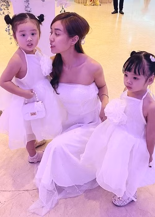 Về chuyện các con sẽ hỏi về ba, Bảo Ngọc cho hay: "Ngọc nghĩ với trẻ con, mình tạo cho chúng nhiều kỷ niệm thì chúng sẽ nhớ đến mình nhiều. Nhưng lúc đó ba của Gà, Cún rất bận nên đi suốt. Vì thế kỷ niệm với con cũng không quá nhiều. Lớn lên, Gà và Cún cũng trong tình trạng biết là có ba nhưng cũng không cần thiết phải có. Ngọc không biết sau này chúng lớn lên có đặt câu hỏi cho Ngọc không nhưng Ngọc nghĩ hiện tại Gà, Cún vẫn rất vui vẻ, thoải mái. Dù sao, Ngọc cũng đã chuẩn bị tâm lý để trả lời các con nếu chúng hỏi về ba".