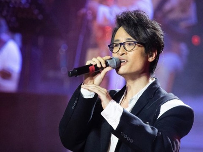 Ca sĩ Hà Anh Tuấn tặng 500 triệu đồng để ủng hộ quỹ mua vắc-xin COVID-19. Đây là số tiền được trích từ tiền bán vé của một chương trình mà anh tổ chức cách đây không lâu. Ảnh: Tuổi trẻ&amp; xã hội