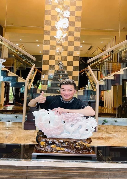 Ngoài ra, Đàm Vĩnh Hưng còn đấu giá một vật phẩm giá 260 triệu. “Nếu có ai vào sau trả cao hơn thì xin phép người trả giá đầu tiên cho Hưng được "lật kèo" bán cho người trả cao nhất”, nam ca sĩ cho hay.