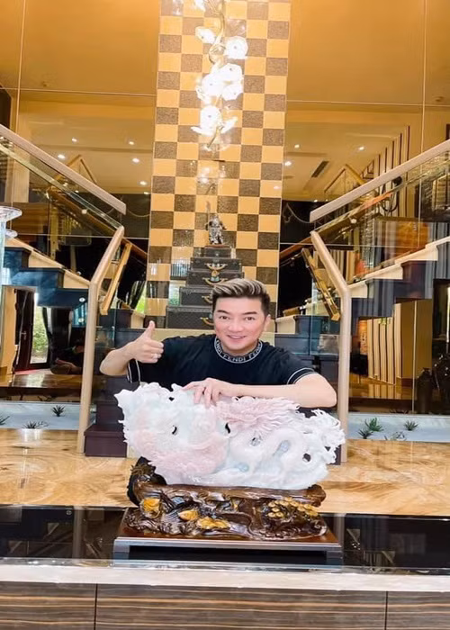 Ngoài ra, Đàm Vĩnh Hưng còn đấu giá một vật phẩm giá 260 triệu. “Nếu có ai vào sau trả cao hơn thì xin phép người trả giá đầu tiên cho Hưng được "lật kèo" bán cho người trả cao nhất”, nam ca sĩ cho hay.