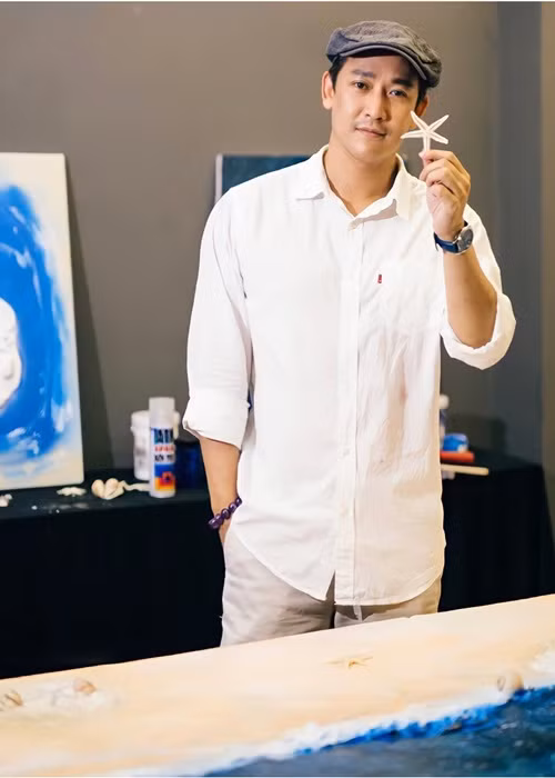 Diễn viên Hứa Vĩ Văn vẽ tranh để gây quỹ chống dịch. Toàn bộ lợi nhuận từ việc đấu giá tác phẩm của anh gửi đến lực lượng biên phòng ở cửa khẩu Tịnh Biên, An Giang.